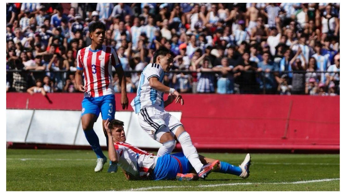 El Coloso tiene un marco imponente para la final de fútbol entre Argentina y Paraguay.
