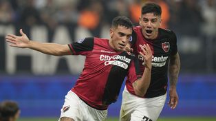 Marcos Portillo corre a celebrar el gol que puso a Newell’s en ventaja parcial. Lo sigue el paraguayo Recalde.