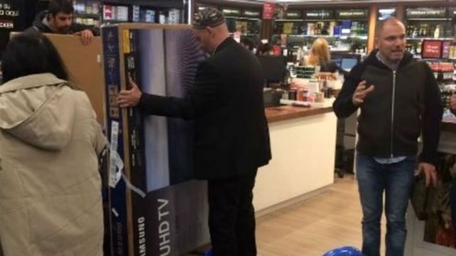 El ministro Bergman viajó a Chile y se trajo dos LED de 55 pulgadas