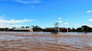 La vista de la costanera de Concordia tapada completamente tras el avence de las aguas en las costas.