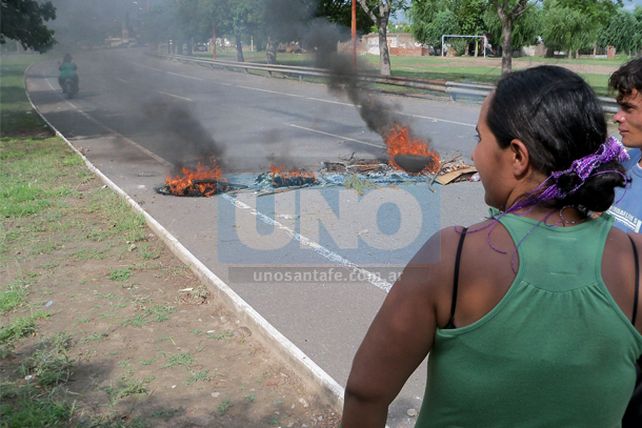 Cortan la entrada a la ciudad por el acceso de la autopista