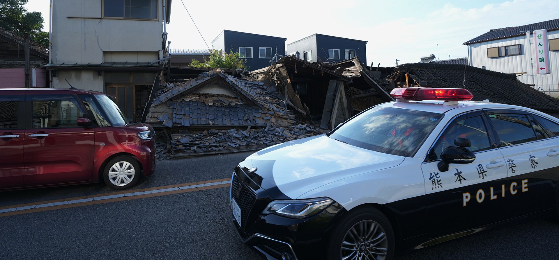 Agentes de policía patrullan una zona afectada en Yatsushiro, al suroeste de Japón, el miércoles 29 de julio de 2026, un día después del terremoto que sacudió la zona. (Foto AP/Hiro Komae) Agentes de policía patrullan una zona afectada en Yatsushiro, al suroeste de Japón, el miércoles 29 de julio de 2026, un día después del terremoto que sacudió la zona. (Foto AP/Hiro Komae)