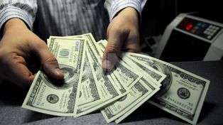 El dólar cerró junio con un récord de $ 16,88 promedio y llegó a los $ 17