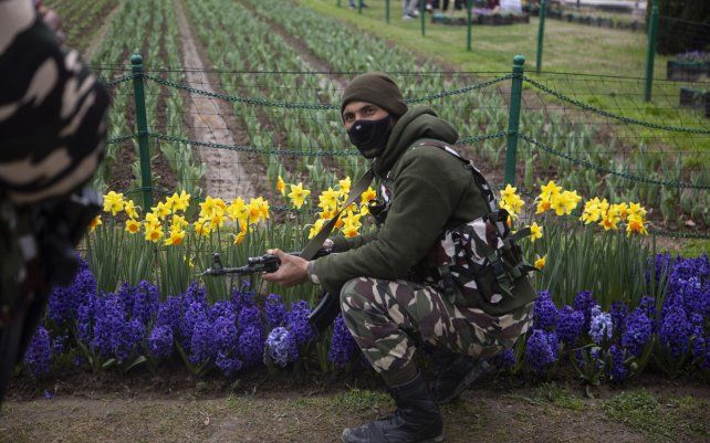 Un soldado paramilitar indio posa para una fotografía durante la inauguración de la temporada de Siraj Bagh, el jardín de tulipanes más grande de Asia, en las afueras de Srinagar, Cachemira controlada por India.