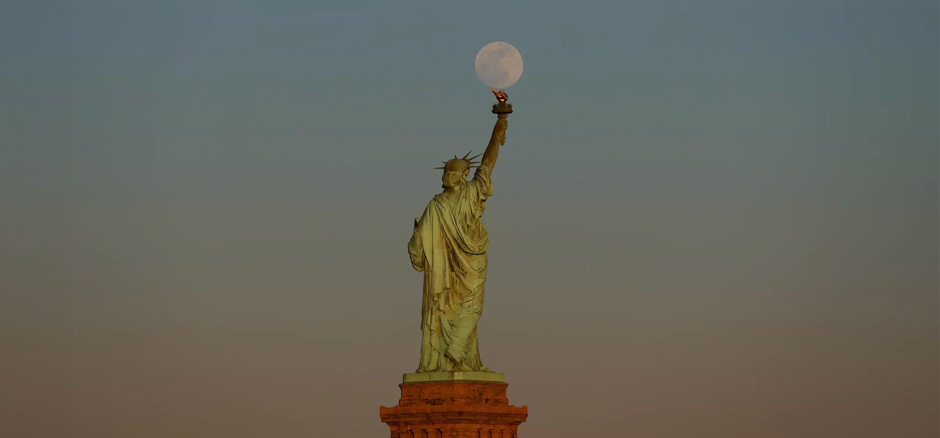 La Luna Rosa, iluminada al 99%, se eleva detrás de la Estatua de la Libertad mientras el sol se pone en la ciudad de Nueva York, vista desde Jersey City, Nueva Jersey, Nueva York, Estados Unidos. Fotografía: Gary Hershorn/Getty Images La Luna Rosa, iluminada al 99%, se eleva detrás de la Estatua de la Libertad mientras el sol se pone en la ciudad de Nueva York, vista desde Jersey City, Nueva Jersey, Nueva York, Estados Unidos. Fotografía: Gary Hershorn/Getty Images