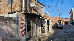 La casa de Francia al 4500, donde prendieron un par de neumáticos. Estallaron los vidrios y se quemaron las cortinas.&nbsp;