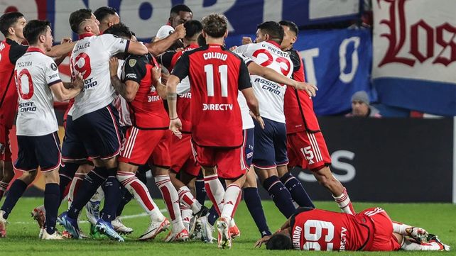 Jugadores de Nacional y de River se trenzaron después de una fuerte entrada de un tricolor contra un millonario.