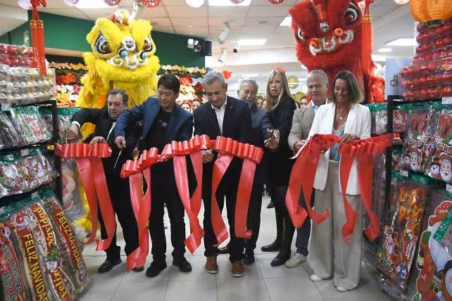 Con una propuesta de lujo accesible los bazares chinos cambian la fisonomía de las vidrieras en el centro rosarino