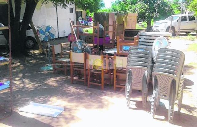 Precario. Parte del mobiliario de la escuela Nº162 de Cuarta Legua.