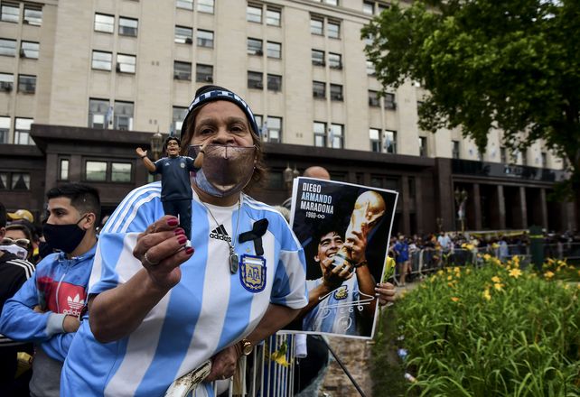Miles de personas despiden a Diego Maradona en la Casa Rosada