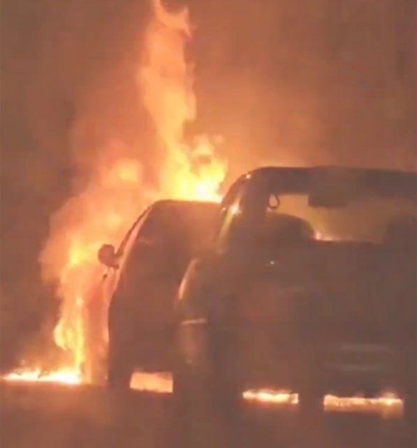El Fiat Siena negro se incendió en las primeras horas de este miércoles en la zona de avenida Francia y 24 de Septiembre.