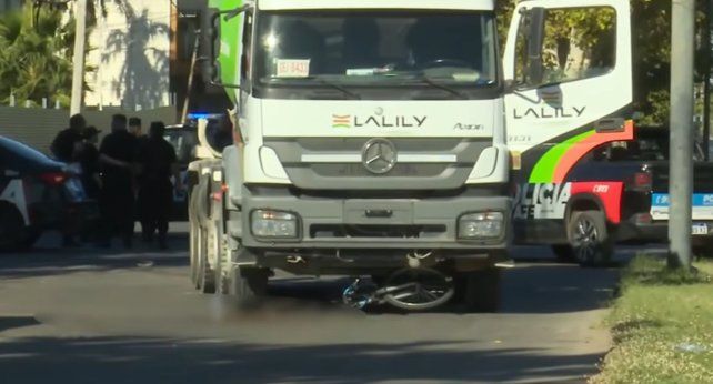 Una ciclista fue atropellada por un camión y era operada en el Heca