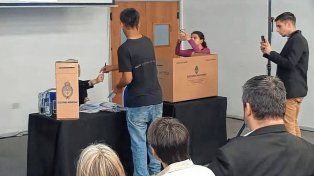 Los jovenes se capacitan en la implementación de la Boleta Única de Papel.