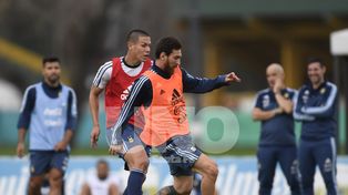 Sampoli le va dando forma al equipo para visitar a Uruguay