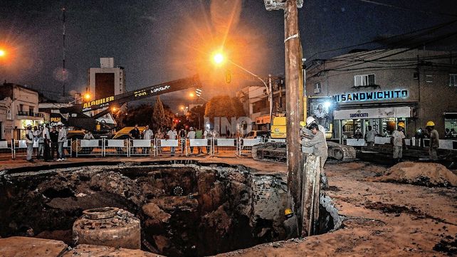 Durante la noche del 23 de febrero de 2015 continuaban los trabajos para dimensionar los daños que había provocado el socavón de Urquiza y Bulevar.