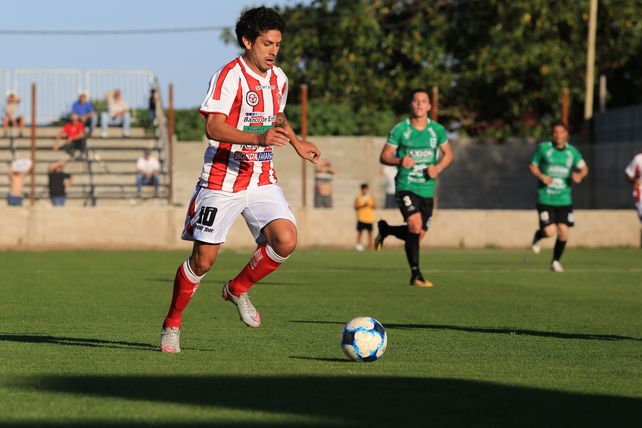 Regreso. Alexis Ekkert recuperará su lugar en el mediocampo tras su ausencia ante Unión de Sunchales.