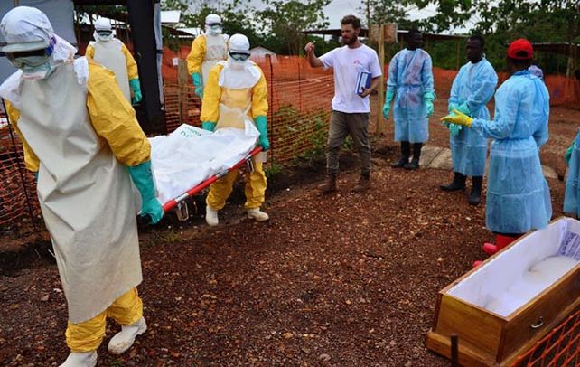 Penoso. Trabajadores sanitarios transportan a una víctima fatal del virus en Kailahun.