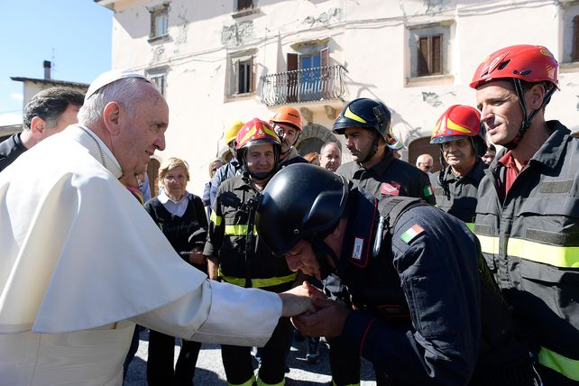 El Papa Francisco llegó de sorpresa a Amatrice y hubo un sismo