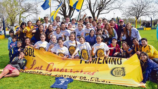 Bicampeonas. Todo el equipo de las dueñas del torneo y su hinchada familiar