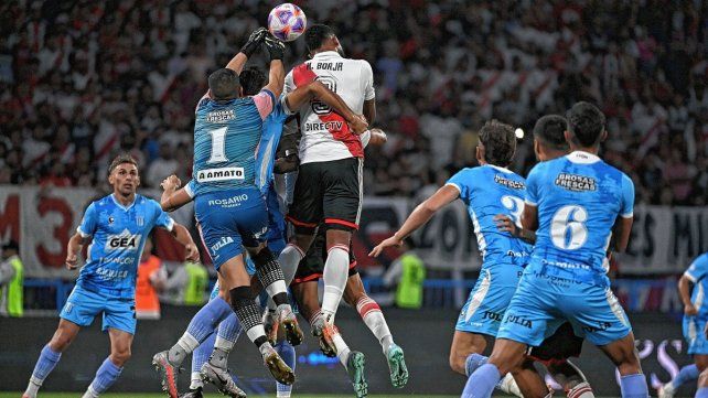 River derrotó por 3 a 0 a Racing de Córdoba en el Madre de Ciudades.