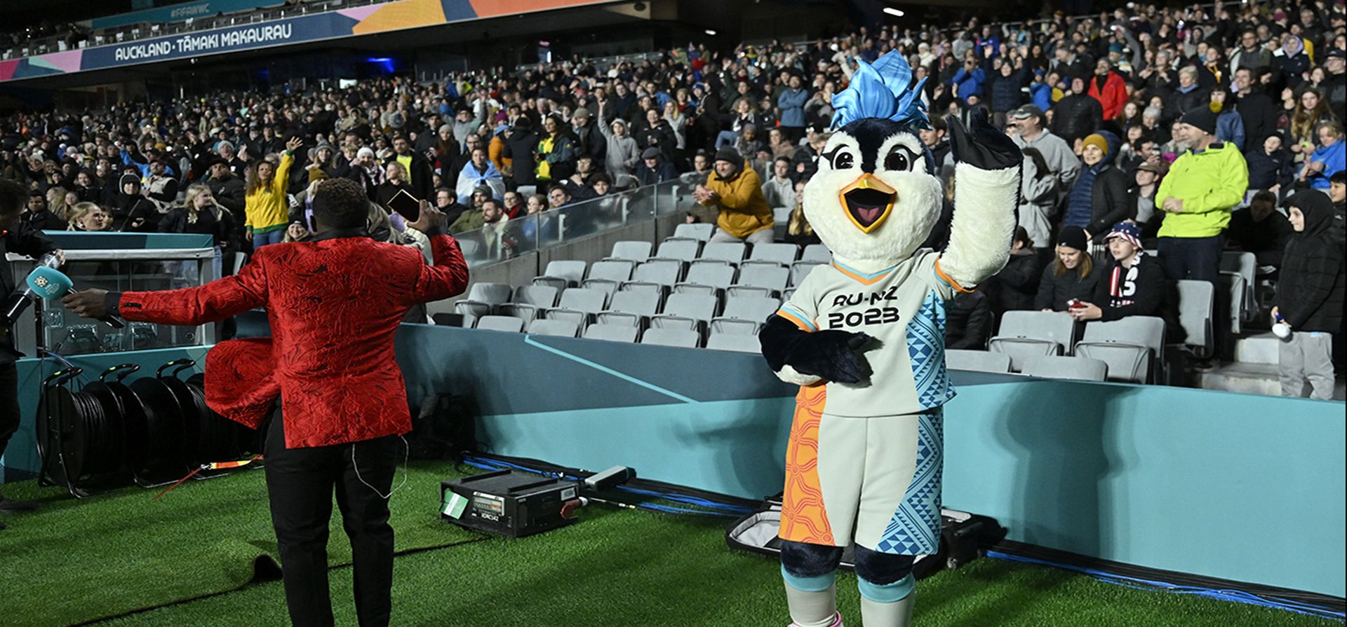 Tazuni, la mascota del torneo, interactúa con la multitud durante el partido de fútbol de la Copa Mundial Femenina entre Nueva Zelanda y Noruega en Auckland, Nueva Zelanda, el jueves 20 de julio de 2023. (Foto AP/Andrew Cornaga) Tazuni, la mascota del torneo, interactúa con la multitud durante el partido de fútbol de la Copa Mundial Femenina entre Nueva Zelanda y Noruega en Auckland, Nueva Zelanda, el jueves 20 de julio de 2023. (Foto AP/Andrew Cornaga)