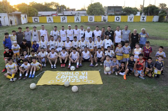 Todo un símbolo papal: la primera división de Pablo VI y los pibes de inferiores. La síntesis del club campeón.