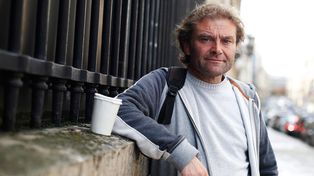 Un mendigo escribió un libro que se convirtió en récord de ventas para Navidad
