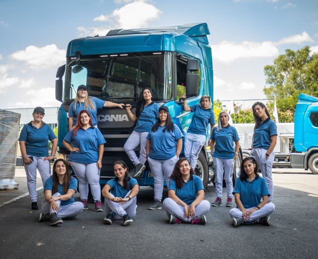 El programa Conductoras busca aumentar el trabajo de mujeres en el transporte pesado.