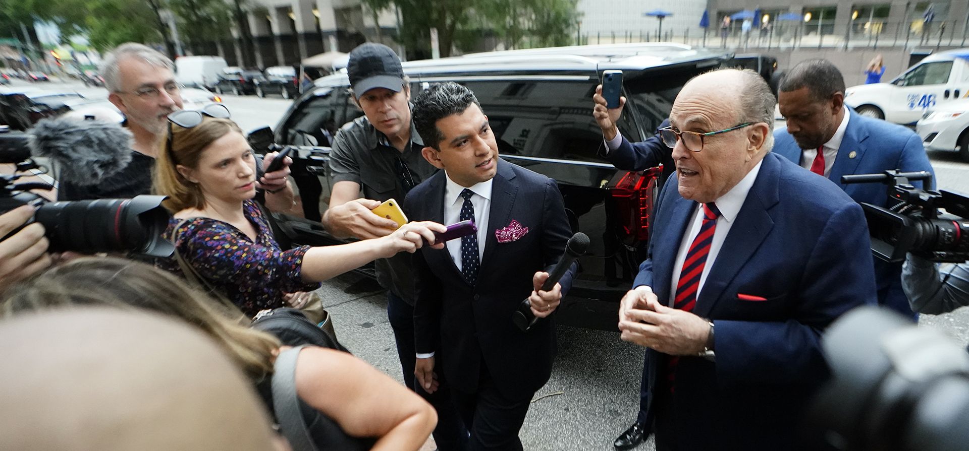 Rudy Giuliani llega al juzgado del condado de Fulton el miércoles 17 de agosto de 2022 en Atlanta. Está previsto que Giuliani testifique ante un gran jurado especial que investiga los intentos del expresidente Donald Trump y otros de anular su derrota electoral de 2020 en Georgia.