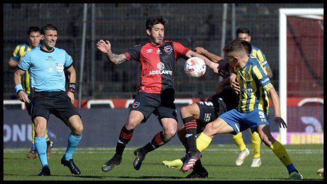 Pablo Pérez y Marco Ruben disputan una pelota en area de Newell