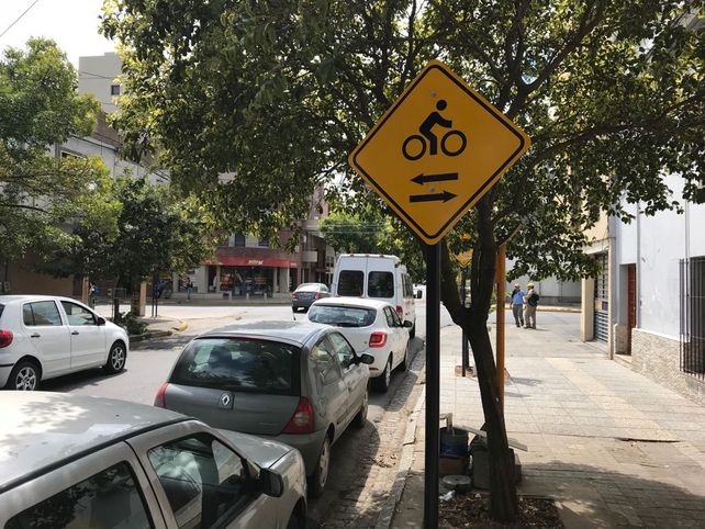 Ciclovía de calle Ituzaingó: colocaron la señalética que advierte la doble mano
