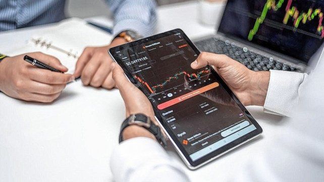 BCRA analiza permitir a bancos intercambiar criptomonedas.