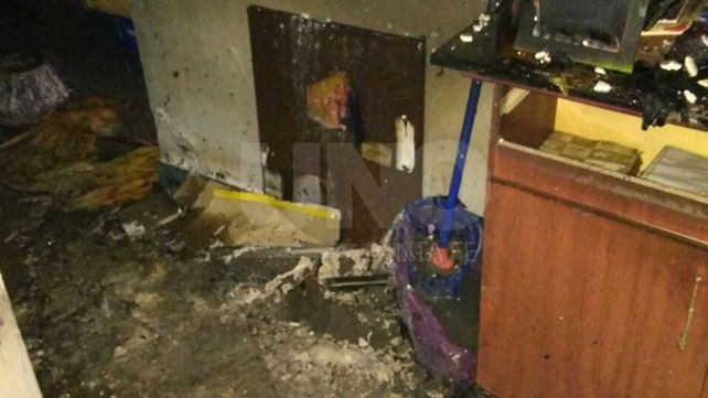 Rescataron a tres adolescentes graves por una explosión seguida de un voraz incendio