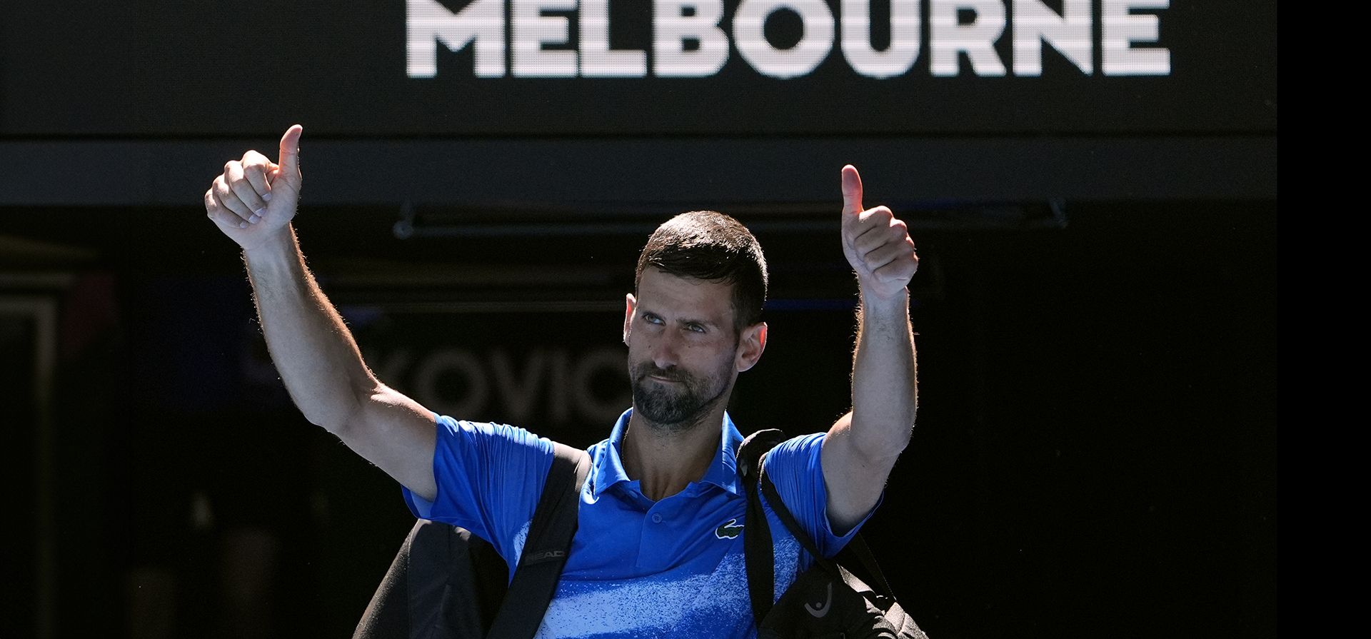 El serbio Novak Djokovic hace un gesto tras abandonar el encuentro de semifinal ante el alemán Alexander Zverev en el Rod Laver Arena el viernes 24 de enero del 2025. (AP Foto/Asanka Brendon Ratnayake) El serbio Novak Djokovic hace un gesto tras abandonar el encuentro de semifinal ante el alemán Alexander Zverev en el Rod Laver Arena el viernes 24 de enero del 2025. (AP Foto/Asanka Brendon Ratnayake)