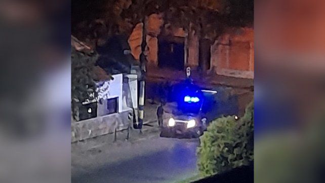 Balearon el frente de una escuela de barrio Tablada