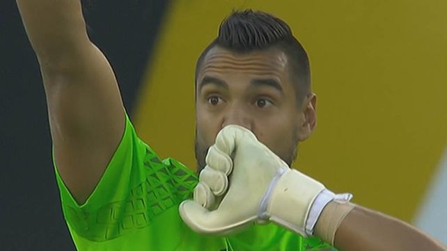 Romero adivinó la intención de Seijas y tapó el penal venezolano.