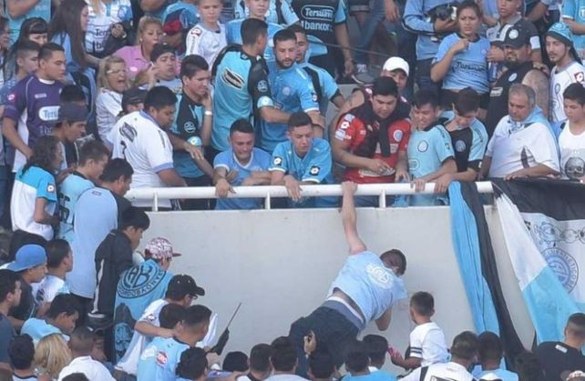 El joven que tiraron al vacío en la popular del Kempes tiene muerte cerebral