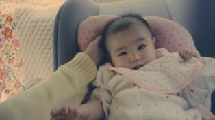 Un emotivo video refleja el paso del tiempo entre padres e hijas arriba del auto