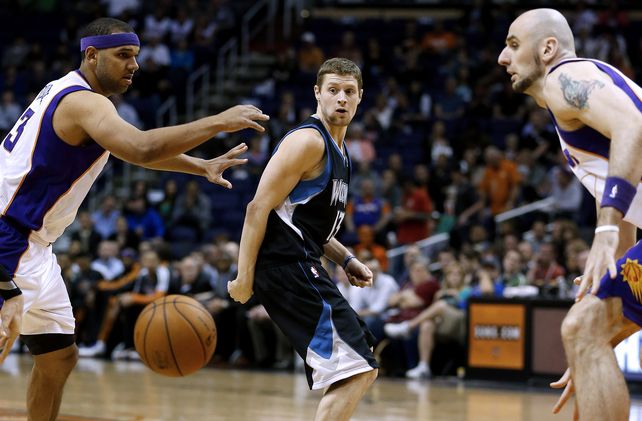 Scola aportó 10 puntos en la victoria de los Suns