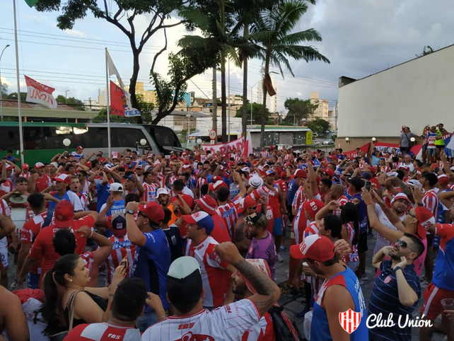 Toda la pasión y colorido del hincha de Unión en el ingreso al Arena Independencia