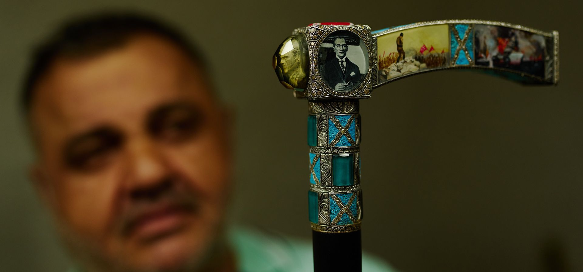 El maestro artesano de incrustaciones y relieves, Sahin Karaman, sostiene una de sus piezas, un bastón ricamente decorado, en su taller en el barrio artesanal de Buyukhan en Estambul, Turquía, el jueves 6 de agosto de 2026. (Foto AP/Francisco Seco)