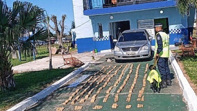 La Policía incautó 182 ladrillos de marihuana en un auto