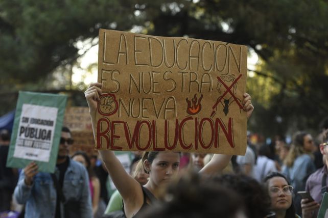 En Rosario, la plaza San Martín desbordó de gente y de consignas