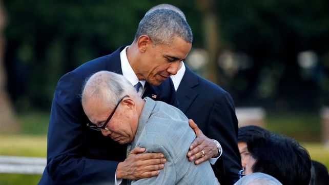Homenaje. Obama con el premier Shinzo Abe. Conmovedor abrazo con un sobreviviente de la fatal explosión.