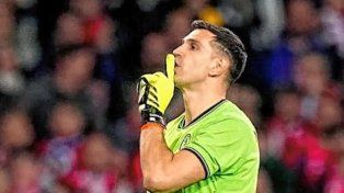 Dibu Martínez renovó contrato con Aston Villa por cinco temporadas