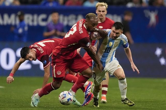 Nada de pleitesías. Los canadienses jugaron a cara de perro y siempre marcaron de cerca a Lionel Messi.