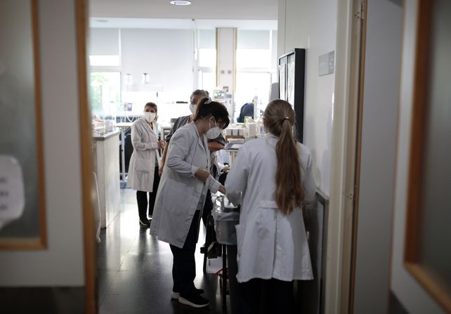 Entrenamiento y dedicación. Los residentes sostienen una parte importante del sistema de salud.