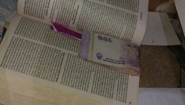 Madre e hija escondían dinero y droga para la venta en una Biblia