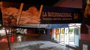 La panadería, un comercio de Santo Tomé, atendía a puertas cerradas