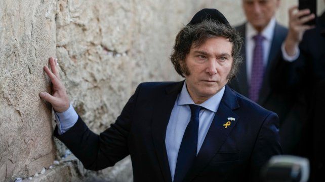 Video: con campera de cuero y peluquín, la televisión israelí parodió a Javier Milei